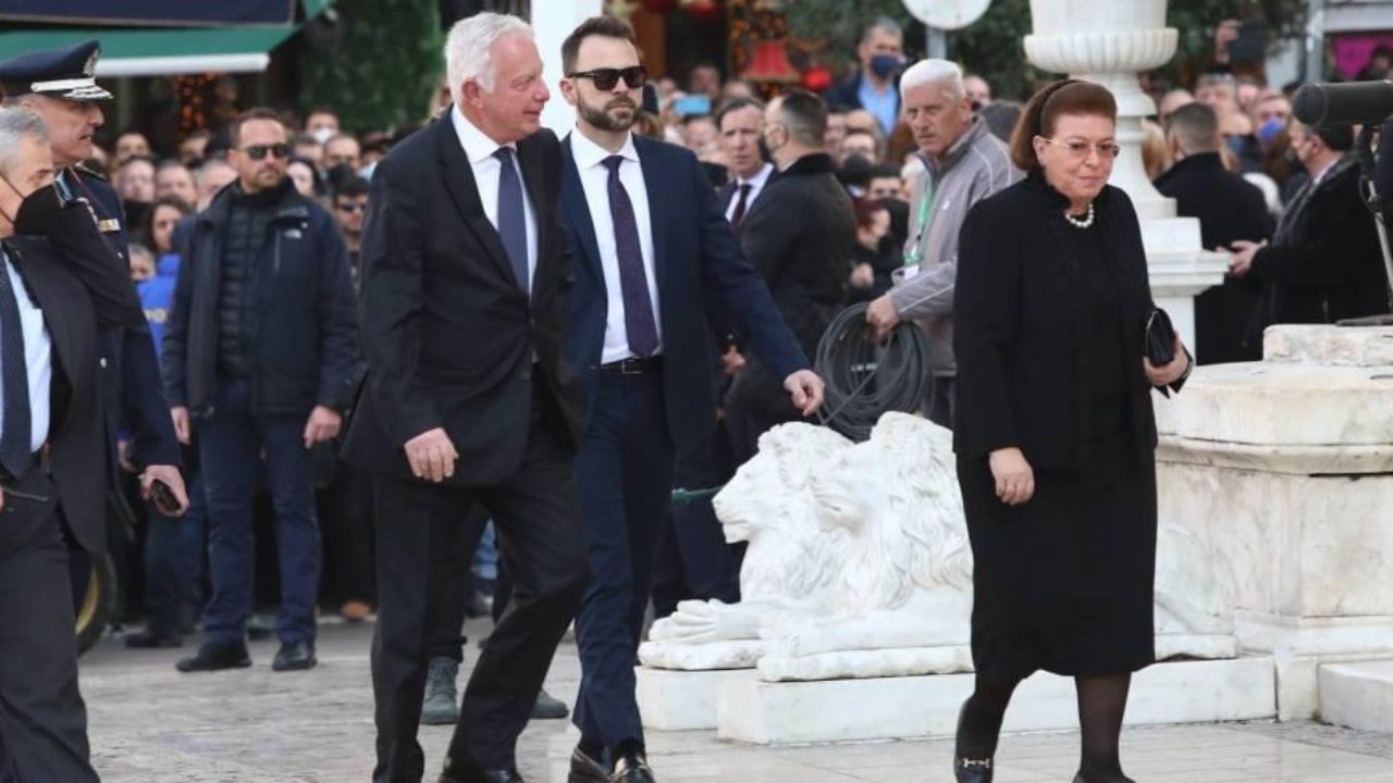 Έντονες αποδοκιμασίες και γιουχάρισμα σε Λίνα Μενδώνη και Παναγιώτη Πικραμμένο στην κηδεία του τέως βασιλιά!