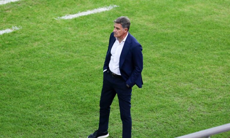 To αριστερό μπακ που θέλει ο Μίτσελ παίζει στη Βαλένθια!