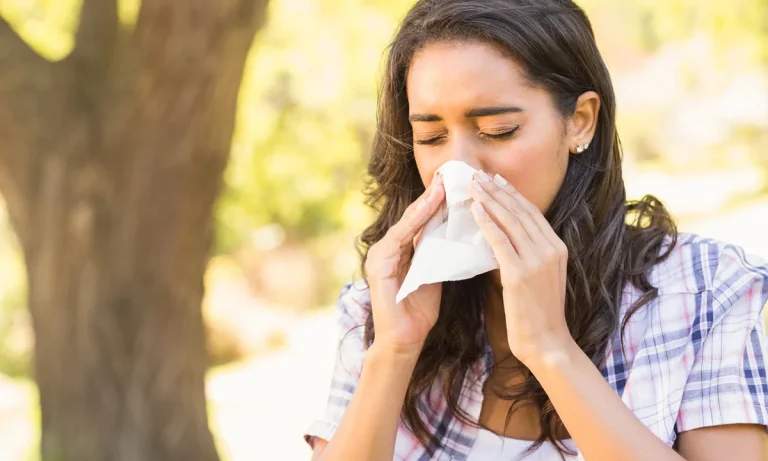 Έχετε μια περίεργη μυρωδιά μετά το φτέρνισμα; Αν επιμένει, επισκεφθείτε έναν γιατρό γρήγορα