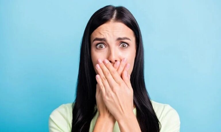 O απίστευτος λόγος που κλείνουμε με τα χέρια το στόμα μας όταν ακούμε άσχημα νέα – Πρώην ειδικός του FBI εξηγεί