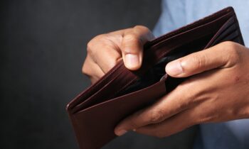 Ραγδαία φτωχοποίηση του λαού δείχνει η έρευνα της ΓΣΕΒΕΕ: Μόλις για 18 μέρες φτάνει το μηνιάτικο για τα μισά νοικοκυριά!