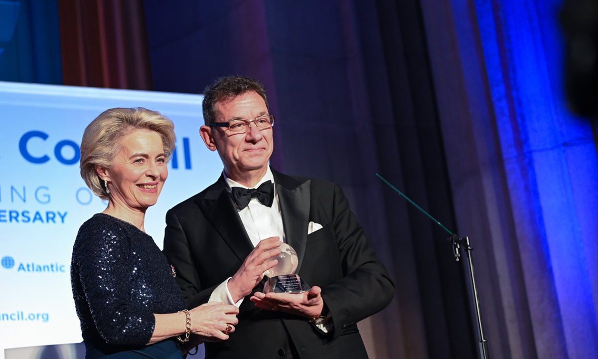 «Βόμβα» από New York Times: Μηνύουν την ΕΕ για να βγουν στη φόρα τα SMS της Φον ντερ Λάιεν με τον Μπουρλά, για τα «χρυσά» deal των εμβολίων