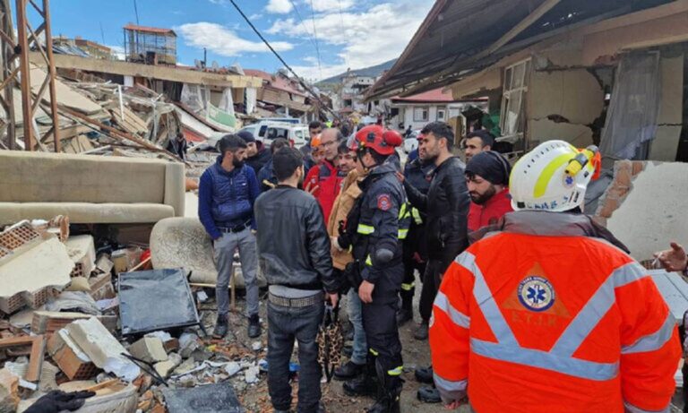 Σεισμός στην Τουρκία: Η ΕΜΑΚ πάει σε περιοχές που δεν έχει πατήσει άνθρωπος από τον κρατικό μηχανισμό της Τουρκίας – Τους υποδέχονται σαν ήρωες γι’ αυτό έκλεισε το twitter o Ερντογάν;