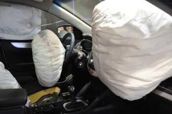 airbag-aerosakos-skotonei-o-aerosakos-traymatizi-trochai-atichimata-airbag-scaled