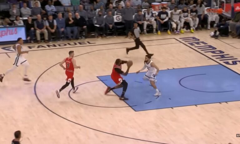 NBA: Ο Αντρέ Ντράμοντ κάνει το χειρότερο Euro Step που έχεις δει! (video)