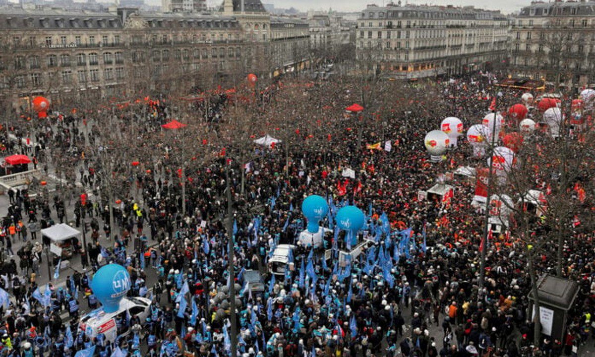 Γαλλία: Ανεβαίνουν οι τόνοι - Μαζικές διαδηλώσεις για το νέο συνταξιοδοτικό