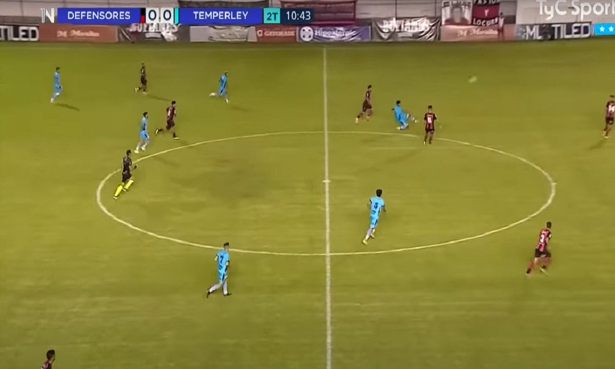 Ένα φανταστικό γκολ σημειώθηκε στην αναμέτρηση της Ντεφενσόρες ντε Μπελγκράνο με την Ατλέτικο Τεμπερλέι για την Β' κατηγορία στην Αργεντινή.