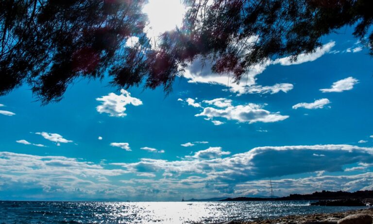 Καιρός: «Καλοκαιριάζει» την Τρίτη (14/2) – Ηλιοφάνεια και άνοδος της θερμοκρασίας (vid)