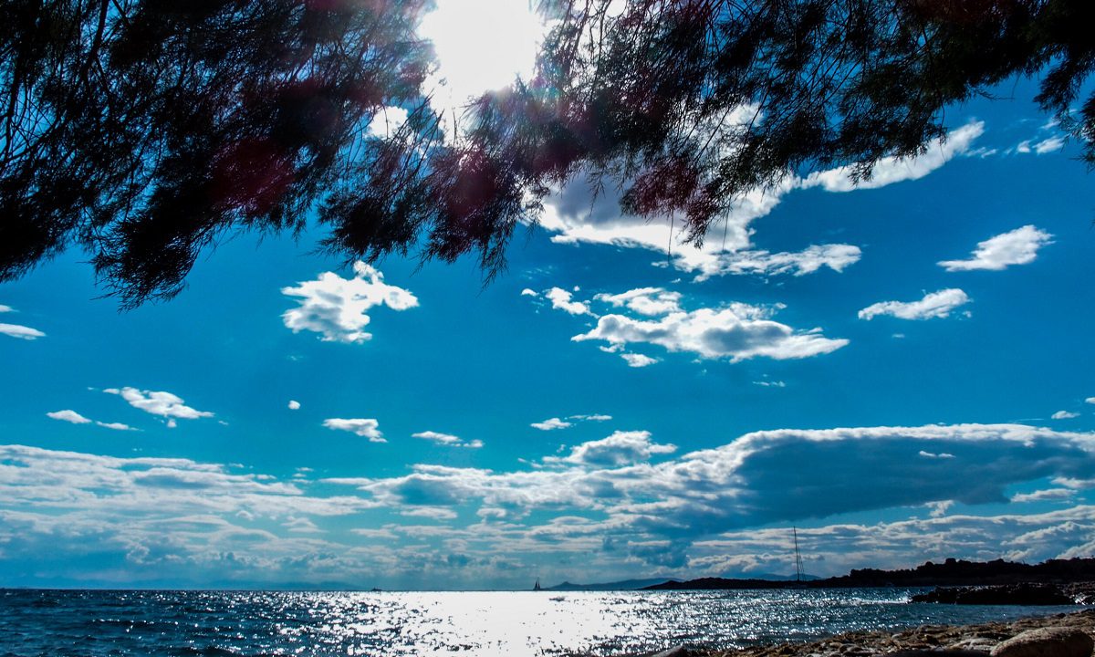 Καιρός: «Καλοκαιριάζει» την Τρίτη (14/2) – Ηλιοφάνεια και άνοδος της θερμοκρασίας (vid)