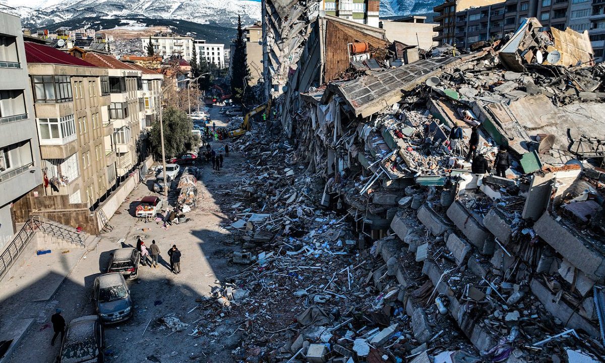 Σεισμός Τουρκία: Συγκλονιστικό βίντεο – Διασώστες πηδούν από παράθυρο λόγω μετασεισμού!