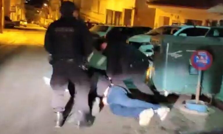 Καστοριά: Εικόνες – σοκ με ΟΠΚΕ να πετούν στον δρόμο ιδιοκτήτη ξενοδοχείου σαν να είναι εγκληματίας, για να γίνει κατάσχεση