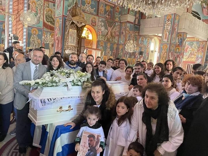 Η Αναστάσιμη εικόνα στην κηδεία του Κυπριανού που έχασε τη ζωή του στα Τέμπη, είναι μια δυνατή «σφαλιάρα» σε όσους μας καταπλάκωσε η σκιά του θανάτου.