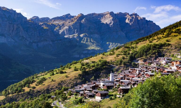 Ελβετία: Δείτε τι κάνει για να μην ερημώσουν τα ορεινά χωριά της – Πώς λύνει το θέμα μπαμ – μπαμ