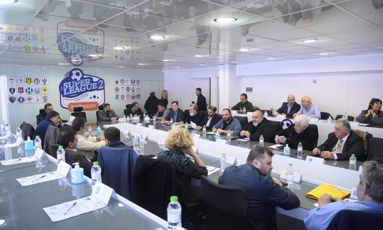 Super League 2: Στα μαχαίρια Ολυμπιακός και ΑΕΚ – Ο ρόλος της ΕΠΟ, οι βόμβες Καραπαπά και η επανέναρξη του πρωταθλήματος με αστερίσκο