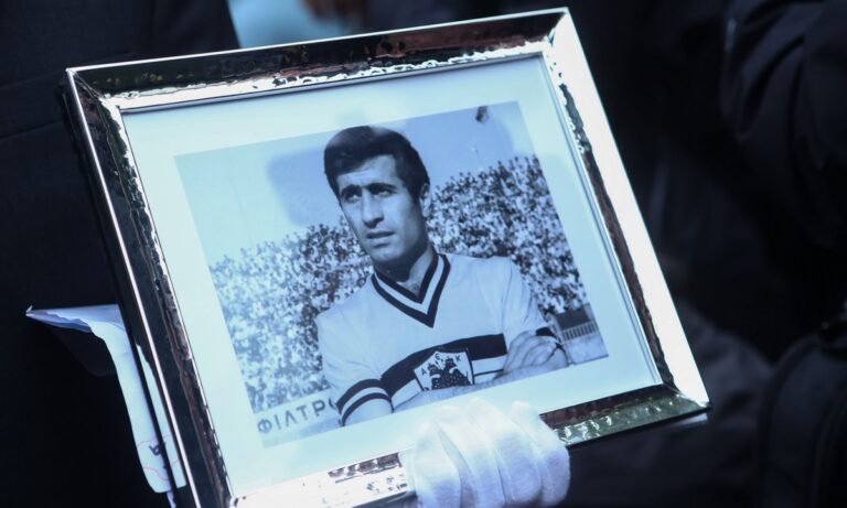 Έτσι αποχαιρέτησε η Ελλάδα τον μύθο της ΑΕΚ, της Εθνικής και του ελληνικού ποδοσφαίρου Μίμη Παπαϊωάννου