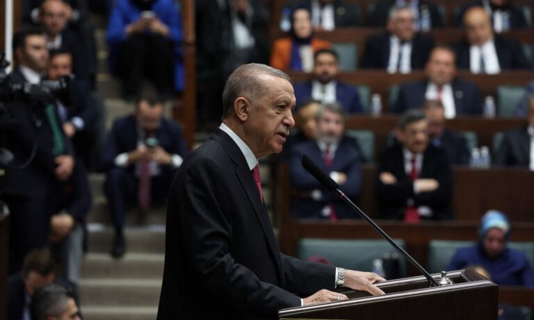 Τουρκία: Ο Ερντογάν, αφού κόλλησε το autocue, για πολλά λεπτά επαναλάμβανε συνέχεια τις ίδιες προτάσεις με αποτέλεσμα να προκληθεί ανησυχία.
