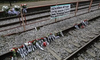 Κατακεραυνώνουν την κυβέρνηση οι γονείς των θυμάτων: «Υπουργοί με μάσκες και ψεύτικα δάκρυα – Κάνουν γκάλοπ πάνω από τα φέρετρα»