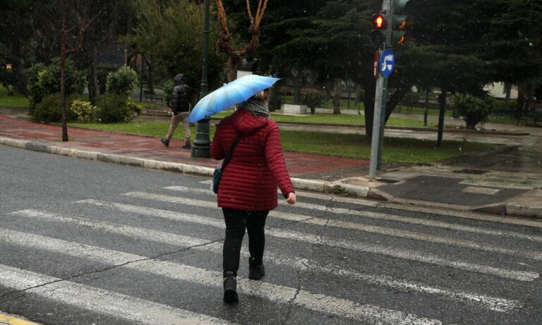 Καιρός: Βροχές, καταιγίδες και πτώση της θερμοκρασίας – Πού θα χρειαστείτε ομπρέλα