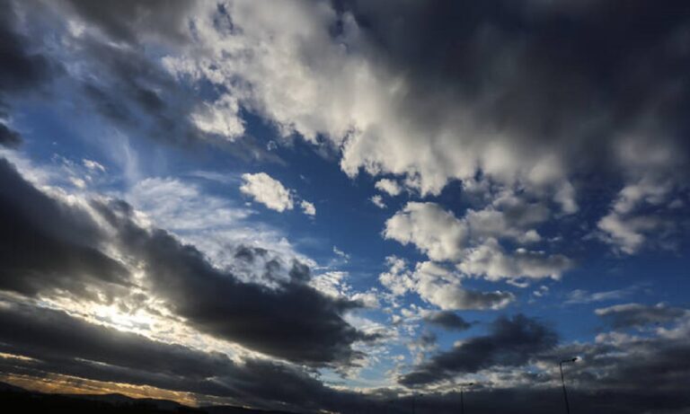 Καιρός με βροχές, άνοδο της θερμοκρασίας και ισχυρούς ανέμους την Τρίτη (14/3)