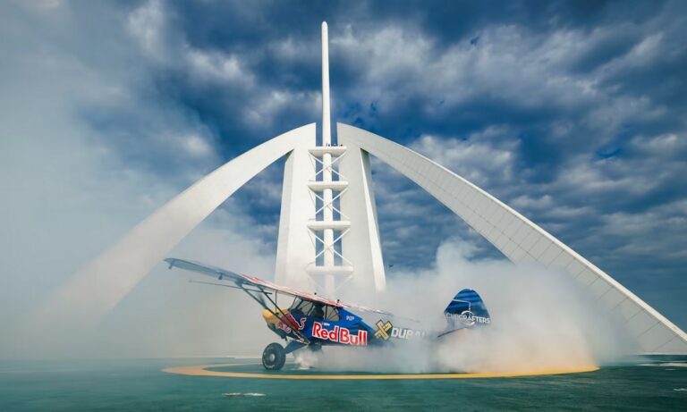 Red Bull: Ο Λουκ Τσέπιελα γράφει ιστορία προσγειώνοντας αεροπλάνο στο Burj Al Arab