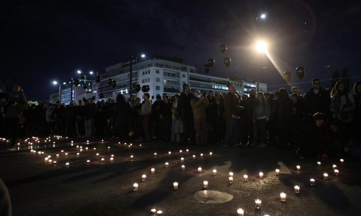 Τραγωδία στα Τέμπη: Μια ηχηρή σιωπή σε εικόνες στο Σύνταγμα (pics)
