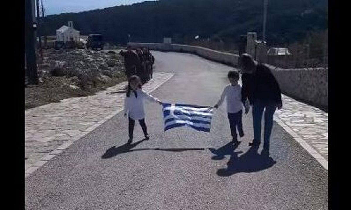 Viral: Δύο μικροί μαθητές της Γαύδου κράτησαν την σημαία, παρέλασαν και κατέθεσαν στεφάνι για την εθνική εορτή.