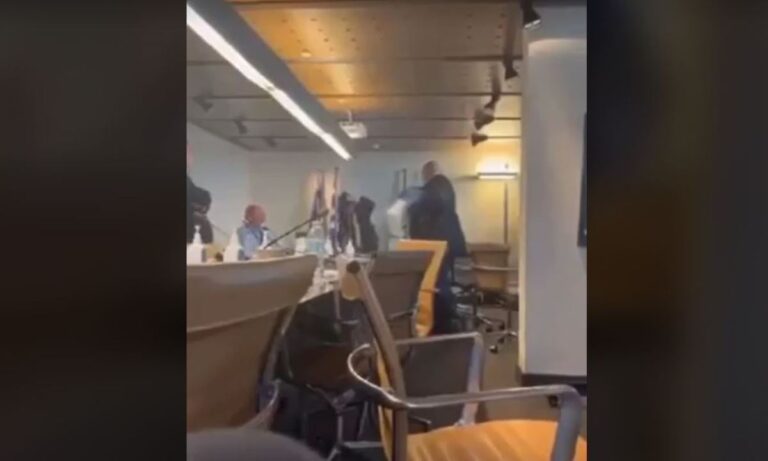 Αποκλειστικό βίντεο μέσα από την αίθουσα! – Η στιγμή που ο Καραπαπάς δίνει τη φούστα στον Μπαλτάκο (vid)