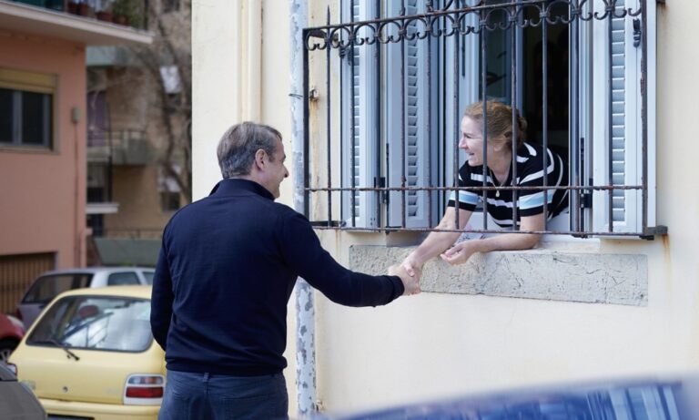 Έχουμε τόση «τάξη και ασφάλεια» που οι πολίτες χαιρετούν τον Μητσοτάκη μέσα από κάγκελα