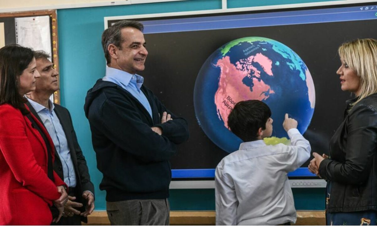 Ενώ σε δεκάδες ακατάλληλα σχολεία «βρέχει» σοβάδες, ο Μητσοτάκης έκανε φιέστα για τους διαδραστικούς πίνακες!