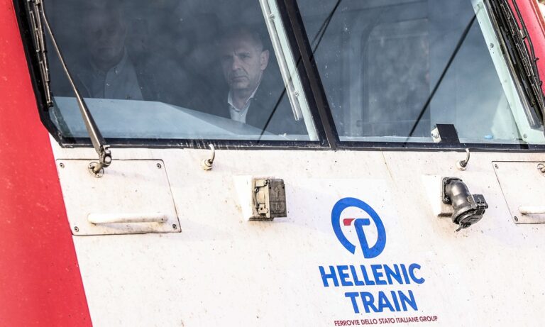Τρένα: Ξεκίνησαν πάλι τα Intercity και ο Γεραπετρίτης έστησε προκλητικό σόου «κανονικότητας» και «ασφάλειας»