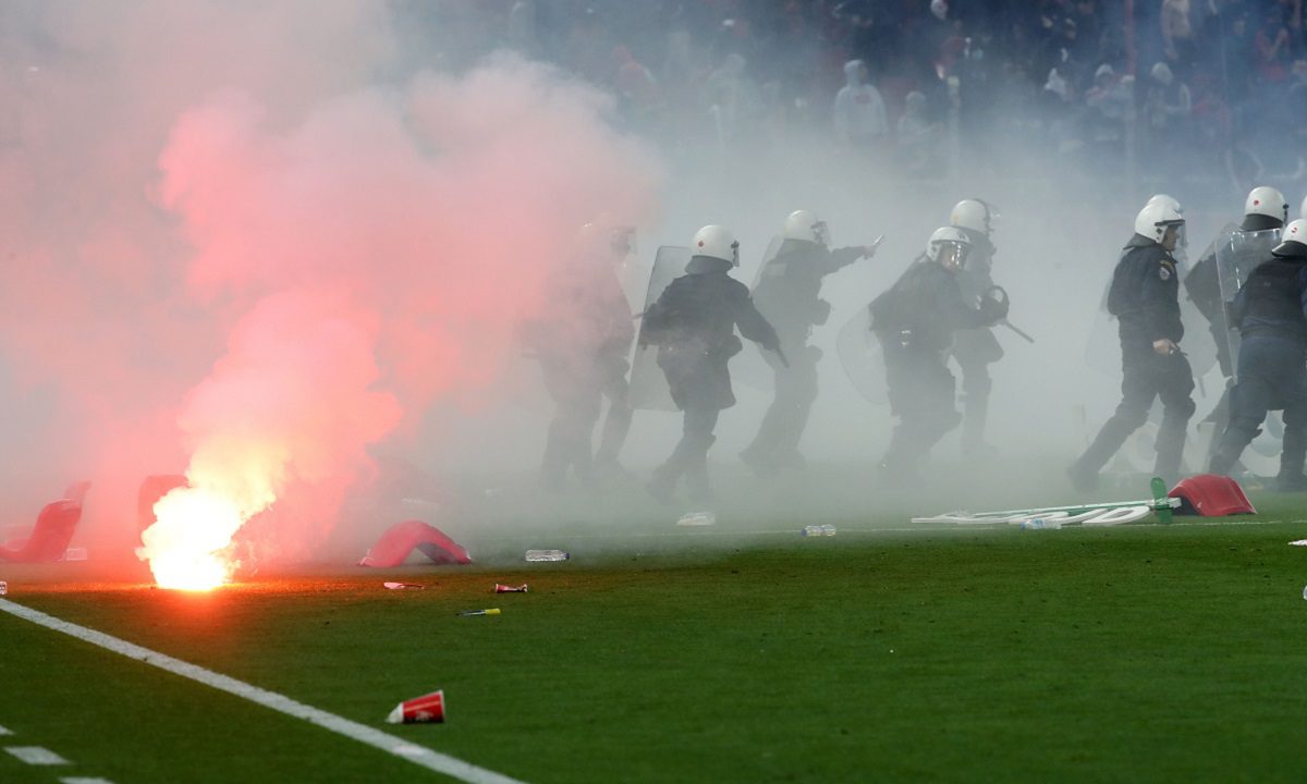 Μαρινάκης: Κατέβηκε στο γήπεδο – «Μπούκαραν» οι οπαδοί του Ολυμπιακού!