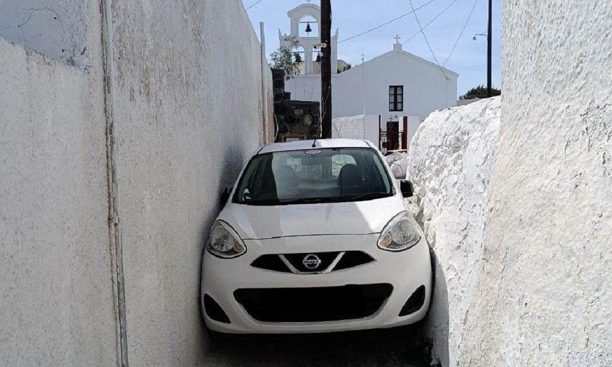 Viral: Τον γύρο του διαδικτύου κάνει μια φωτογραφία που δείχνει ένα αυτοκίνητο να έχει σφηνώσει σε στενό δρομάκι στη Σαντορίνη! 