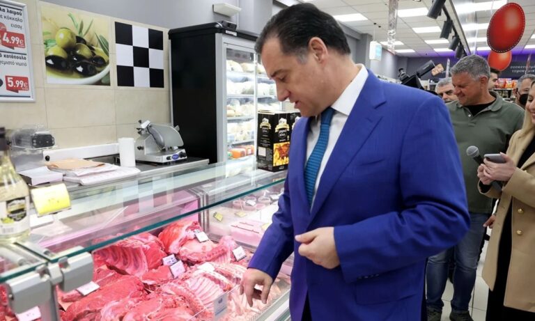 Κοροϊδία Άδωνι στους κρεοπώλες – Ενώ είχε υποσχεθεί το αντίθετο, έβαλε τα αμνοερίφια στο καλάθι του Πάσχα για να θησαυρίσουν τα σούπερ μάρκετ