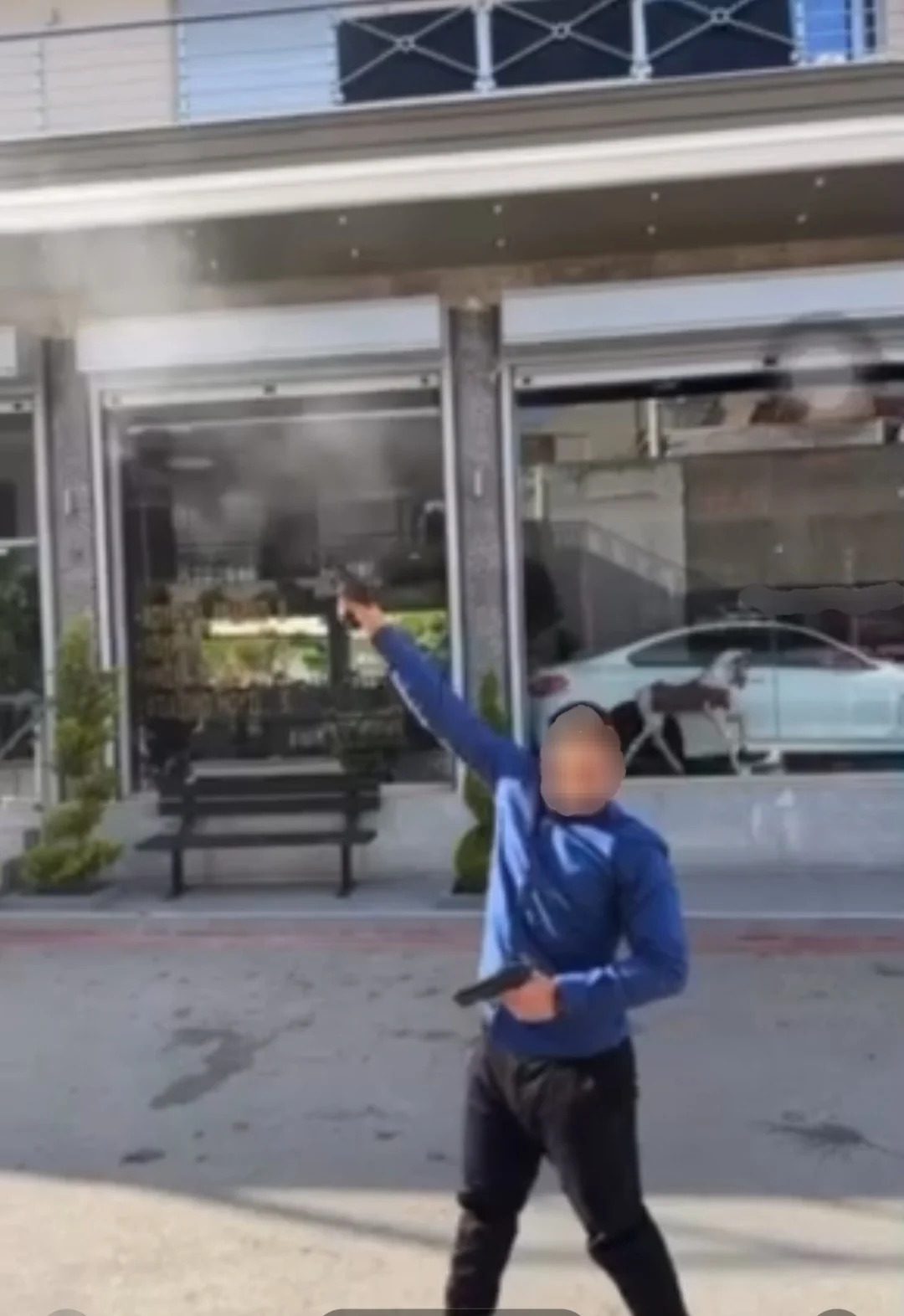 Φαρ Γουέστ η δυτική Αττική: Άνθρωπος τραυματίστηκε στο πόδι, σφαίρες σφηνώθηκαν σε αμάξια και κοντά σε σημεία που έπαιζαν παιδιά.