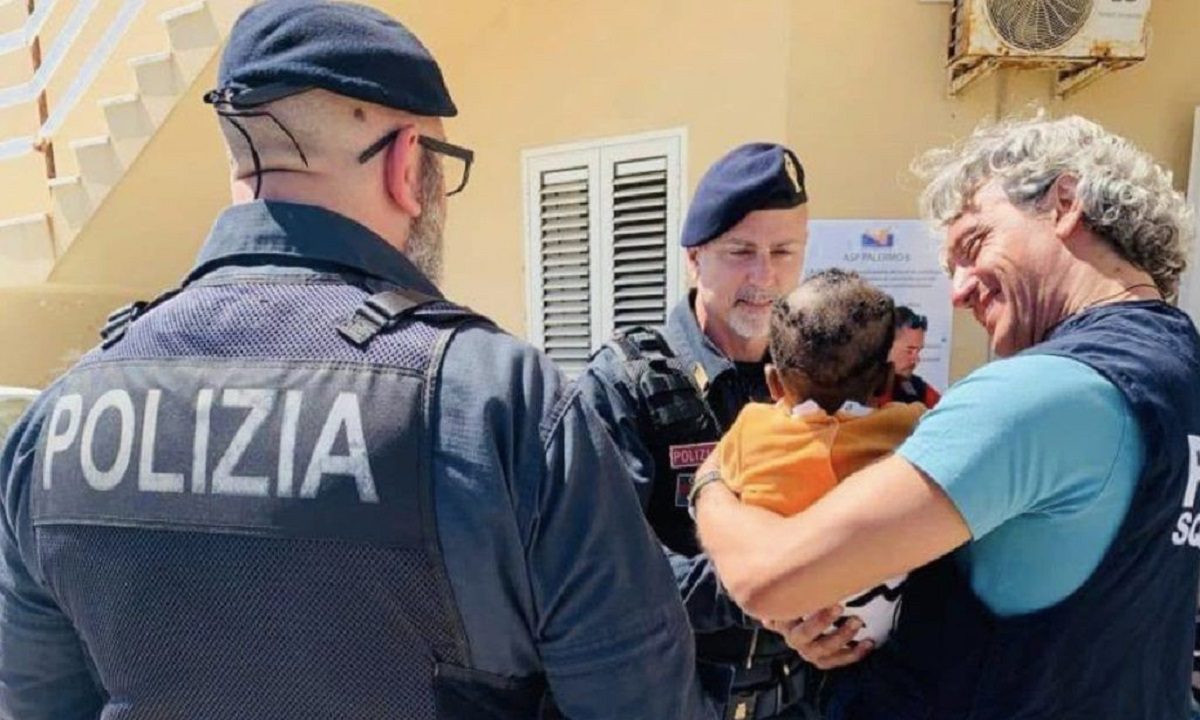 Viral: Στην Λαμπεντούζα της Ιταλίας αστυνομικοί «υιοθέτησαν» βρέφος που έχασε τη μητέρα του στη Μεσόγειο! Δείτε τις εικόνες.