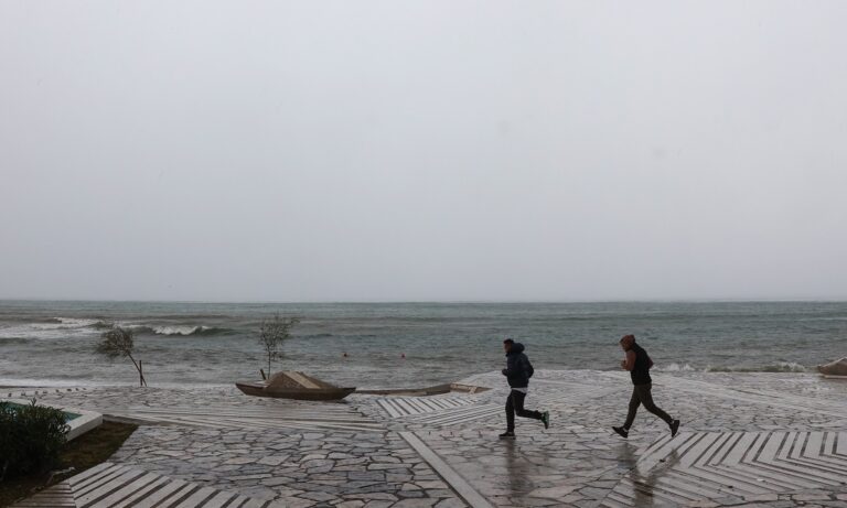 Καιρός – Κυριακή του Πάσχα: Σούβλισμα με σύννεφα και βροχές – Ποιες περιοχές θα επηρεαστούν