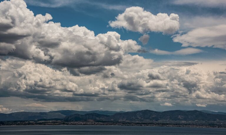 Καιρός: Κυριακή (30/4) με συννεφιά και βροχές σύμφωνα με το Εθνικό Αστεροσκοπείο (vid)