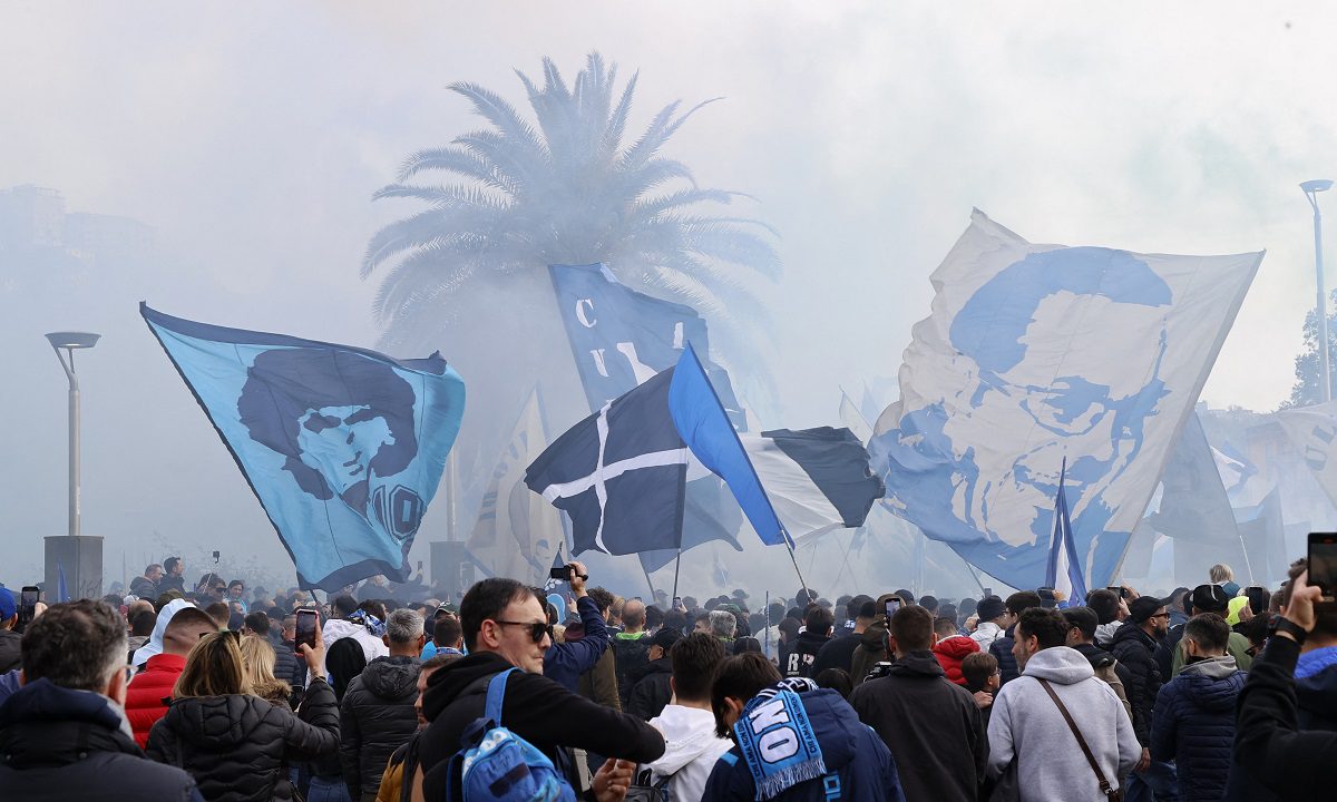 Νάπολι: Απίστευτο – «Καμπανάκι» για φωτοβολίδες στον Βεζούβιο από οπαδούς της στη φιέστα