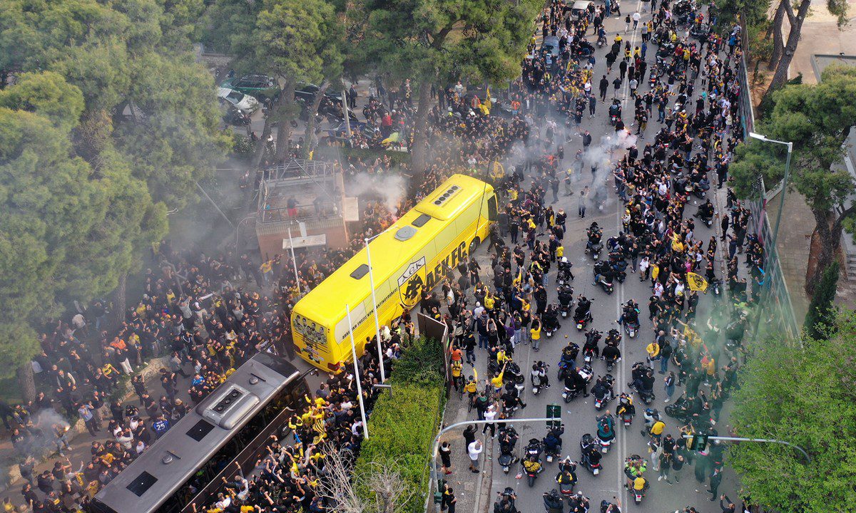 Παναθηναϊκός-ΑΕΚ: Χαμός έξω από τη Λεωφόρο – Πώς έφτασαν οι αποστολές (vids)