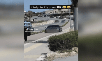 Κύπρος: Oδηγός ταξί εισέβαλε σε ποδηλατόδρομο και έγινε viral