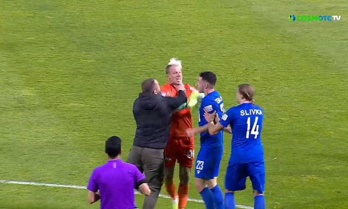 Λαμία – Λεβαδειακός: Ο υπεύθυνος ασφαλείας των γηπεδούχων έπιασε από τον λαιμό τον Γκροφ!