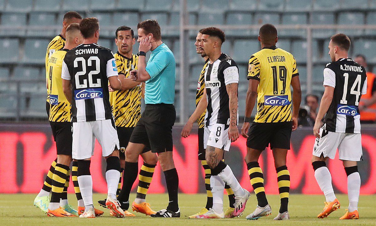 ΑΕΚ – ΠΑΟΚ: Ορισμός της κόκκινης – Το έκανε «καφενείο» ο Μπριχ – Το έσωσε ο βοηθός (vid)