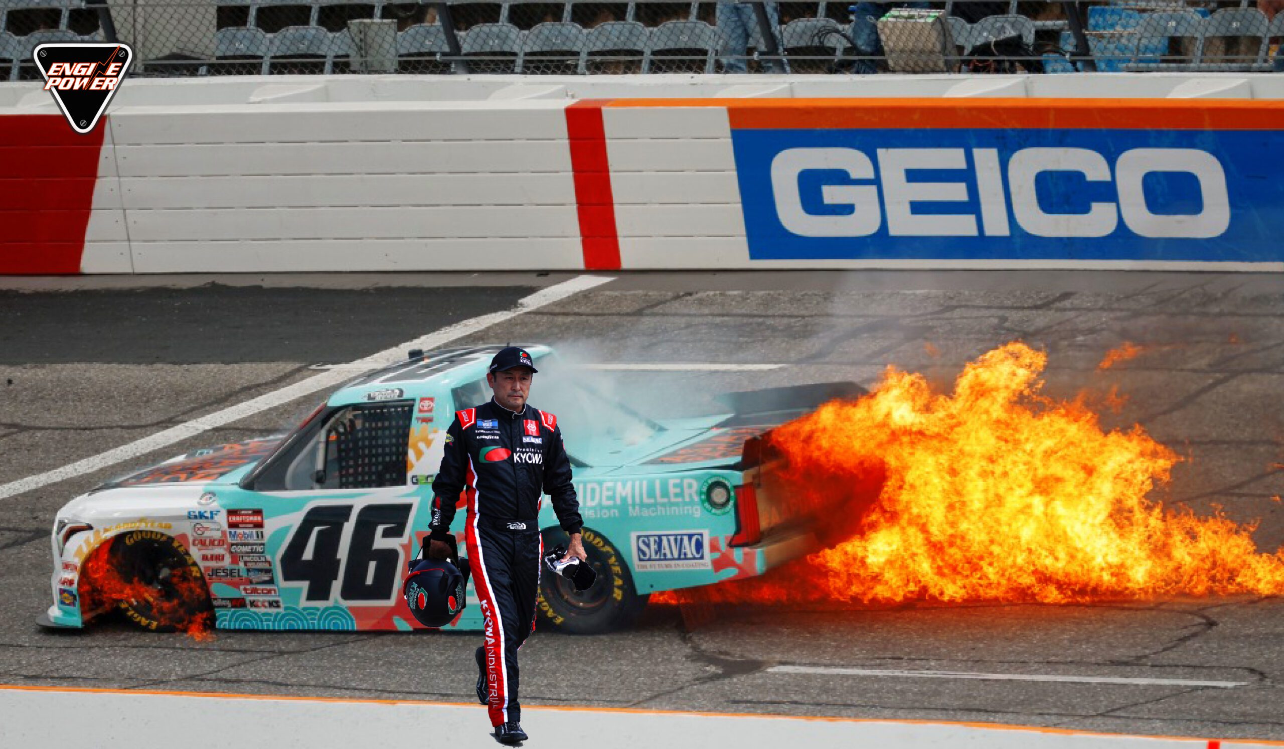 NASCAR truck τυλίχθηκε στις φλόγες
