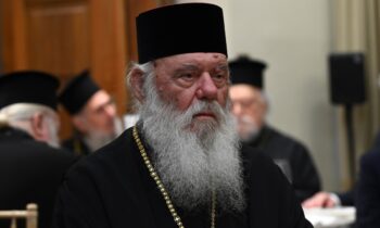 Ο Αρχιεπισκόπος κλείνει σοφά το μάτι στους Χριστιανούς και το στόμα στους Χριστέμπορους