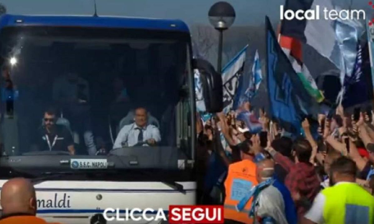 Νάπολι: Ατελείωτο πάρτι στην πόλη του Μαραντόνα – Χαμός στην υποδοχή των πρωταθλητών στο προπονητικό κέντρο! (vid)