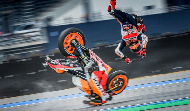 marc-marquez-repsol-honda-team-crash-trakarisma-ptosi-syntrivi-motosikleta