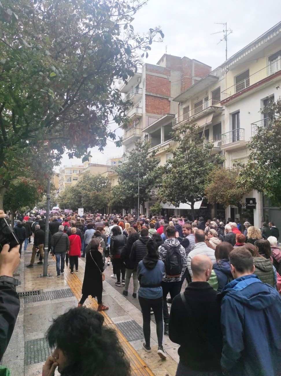 Οργισμένη διαμαρτυρία των συγγενών των θυμάτων άλλα και απλών πολιτών στις Σέρρες - Ξέσπασμα για την προκλητική υποψηφιότητα Καραμανλή.
