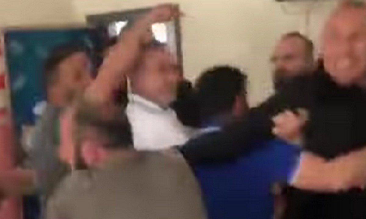 Τουρκία – Εκλογές: Άγριο ξύλο και βραστό νερό σε εκλογικά κέντρα! (vids)