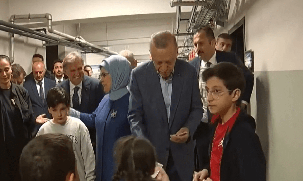 Τουρκία: Απίστευτο – Ο Ερντογάν ψήφισε και μοίρασε… χρήματα σε παιδάκια!