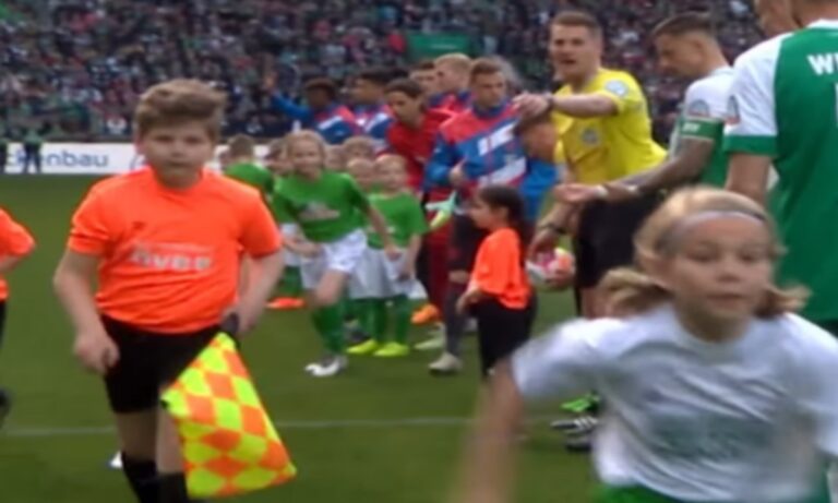 Bundesliga: Απίστευτο! Viral παιδί μπερδεύεται και παίρνει το σημαιάκι του επόπτη! (vid)